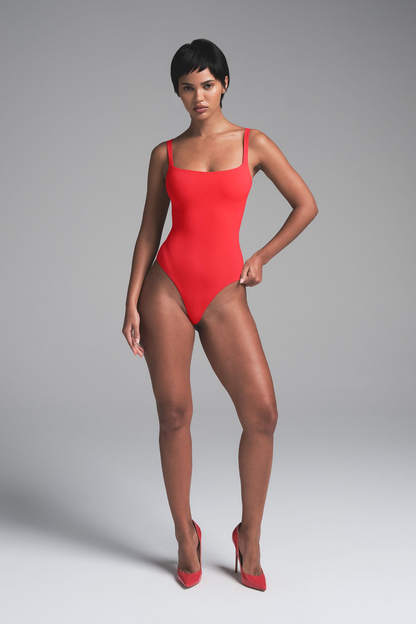 תמונת כל הלוק של SQUARE NECK BODYSUIT